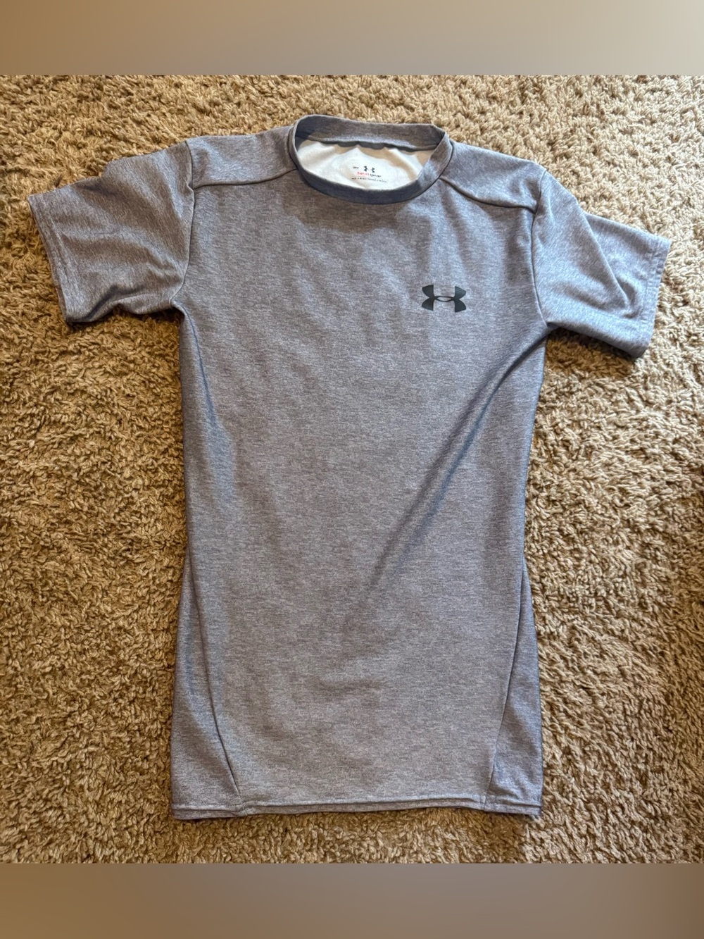 Like New Under Armour Boys Heat Gear Shirt Size Small Wore Once